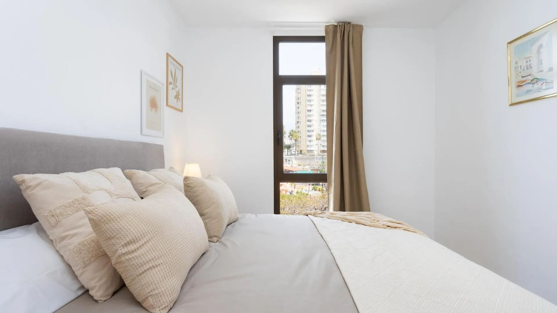 Home2Book Stylish Apt, Pool & Terrace Las Americas 아로나 아파트