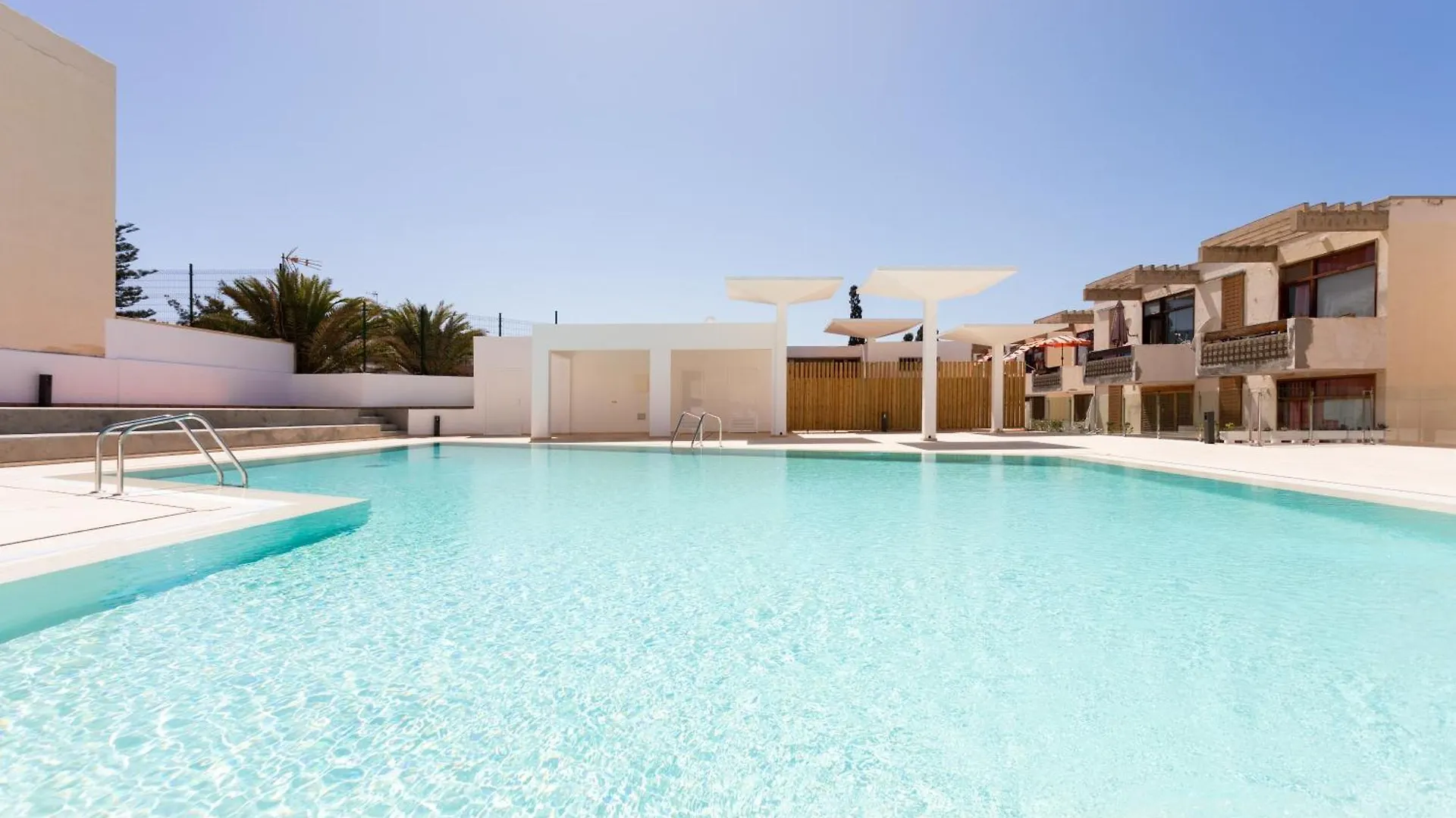 아파트 Home2Book Stylish Apt, Pool & Terrace Las Americas 아로나