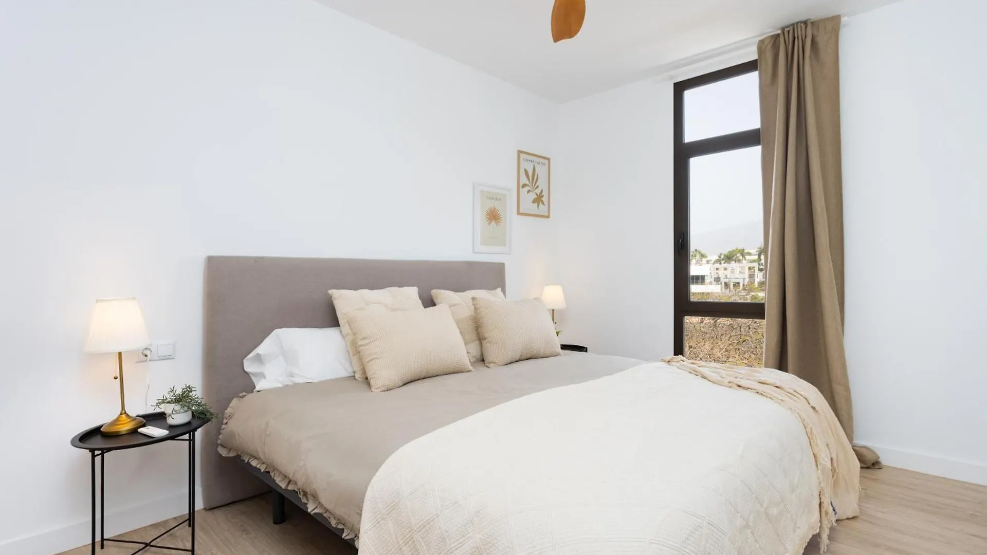 Home2Book Stylish Apt, Pool & Terrace Las Americas 아로나